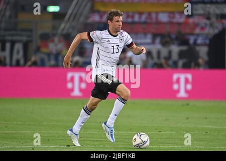 Bologne, Italien. 04.. Juni 2022. Thomas MÜLLER (GER), Aktion, Einzelaktion, Einzelbild, Ausschnitt, Ganzkörperaufnahme, Vollfigur Fußball UEFA Nations League, Gruppenphase 1. Spieltag Italien (ITA) - Deutschland (GER) 1-1, am 4.. Juni 2022, Renato Dall `Ara Stadium Bologne Credit: dpa/Alamy Live News Stockfoto